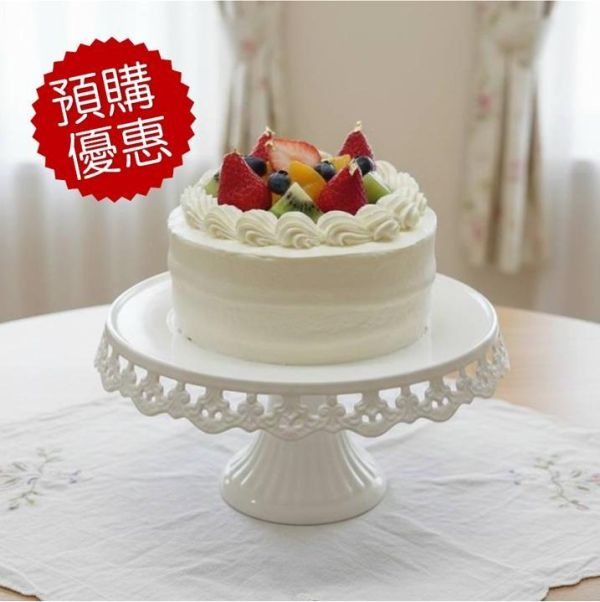 水果百匯芋泥布丁(北海道十勝奶霜) 蛋糕體使用屏東蓬萊米穀粉製成,無麩質、輕盈柔軟,夾層中包裹著手炒芋泥餡、Q彈滑嫩的布丁,再加入西班牙鮮奶油,堆疊出入口即化的豐富層次。