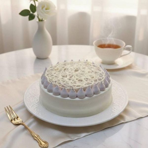 芋滿天下(北海道十勝奶霜) 蛋糕體使用屏東蓬萊米穀粉製成,無麩質、輕盈柔軟,夾層中包裹著手炒芋泥餡、Q彈滑嫩的布丁,再加入西班牙鮮奶油,堆疊出入口即化的豐富層次。