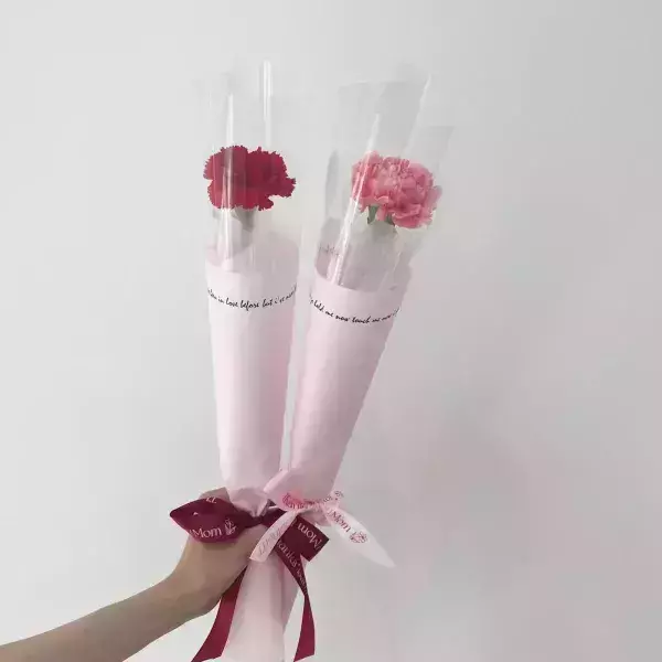 水果百匯芋泥布丁(北海道十勝奶霜) 蛋糕體使用屏東蓬萊米穀粉製成,無麩質、輕盈柔軟,夾層中包裹著手炒芋泥餡、Q彈滑嫩的布丁,再加入西班牙鮮奶油,堆疊出入口即化的豐富層次。