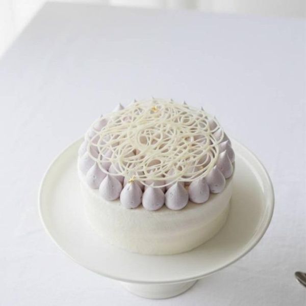 芋滿天下(北海道十勝生乳) 蛋糕體使用屏東蓬萊米穀粉製成,無麩質、輕盈柔軟,夾層中包裹著手炒芋泥餡、Q彈滑嫩的布丁,再加入西班牙鮮奶油,堆疊出入口即化的豐富層次。