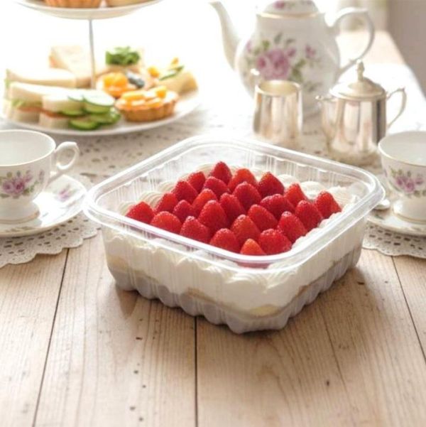 草莓芋泥巨飽盒 蛋糕體使用屏東蓬萊米穀粉製成,無麩質、輕盈柔軟,夾層中包裹著手炒芋泥餡、Q彈滑嫩的布丁,再加入西班牙鮮奶油,堆疊出入口即化的豐富層次。