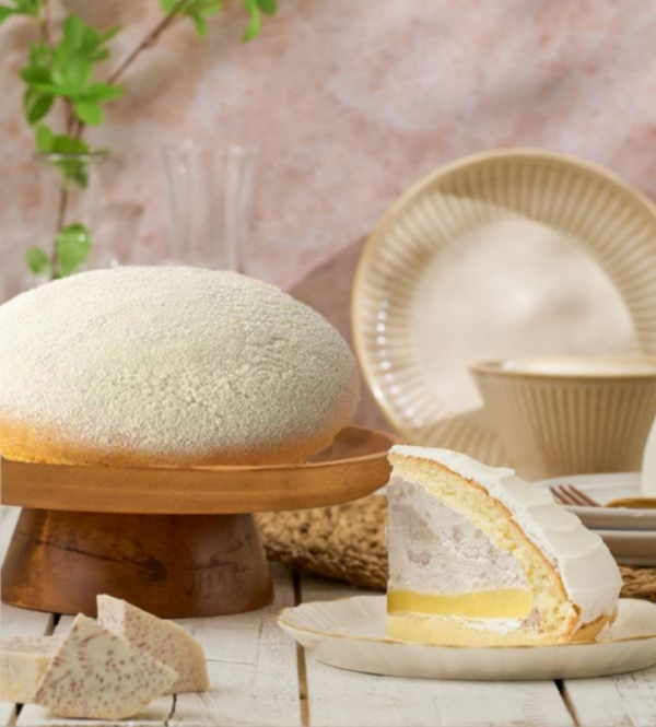 芋泥布丁波士頓派 蛋糕體使用屏東蓬萊米穀粉製成,無麩質、輕盈柔軟,夾層中包裹著手炒芋泥餡、Q彈滑嫩的布丁,再加入西班牙鮮奶油,堆疊出入口即化的豐富層次。