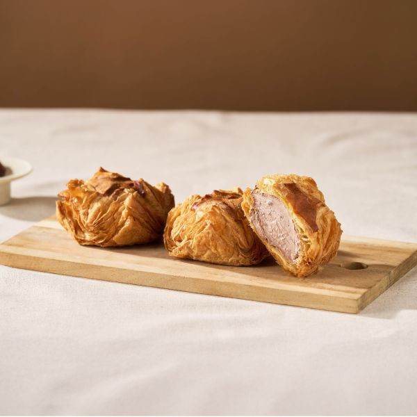 綜合mini冰心起酥包免運組-無禮盒（芋泥起酥包、巧克力起酥包、香草起酥包各6顆+保冷袋*1） 綜合燒擁有主打芋貝燒及巧貝燒,無論是送給姐妹、情人,還是獎勵自己的小小甜蜜,都是一份剛剛好的溫柔與質感。