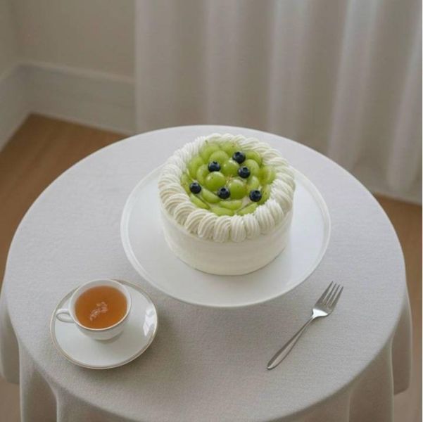 綠寶石麝香葡萄(北海道十勝生乳) 蛋糕體使用屏東蓬萊米穀粉製成,無麩質、輕盈柔軟,夾層中包裹著手炒芋泥餡、Q彈滑嫩的布丁,再加入西班牙鮮奶油,堆疊出入口即化的豐富層次。