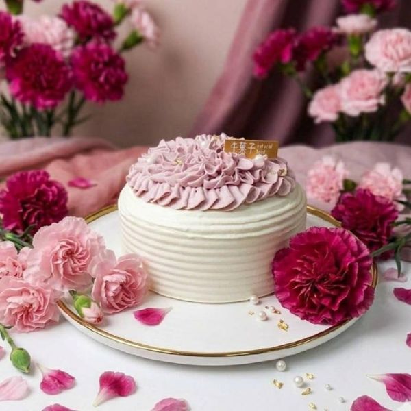 溫柔盛放(北海道十勝奶霜) 蛋糕體使用屏東蓬萊米穀粉製成,無麩質、輕盈柔軟,夾層中包裹著手炒芋泥餡、Q彈滑嫩的布丁,再加入西班牙鮮奶油,堆疊出入口即化的豐富層次。