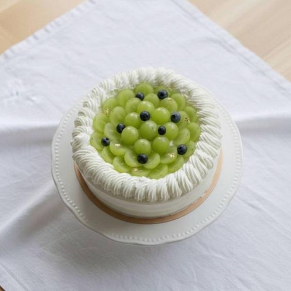 綠寶石麝香葡萄(北海道十勝生乳) 蛋糕體使用屏東蓬萊米穀粉製成,無麩質、輕盈柔軟,夾層中包裹著手炒芋泥餡、Q彈滑嫩的布丁,再加入西班牙鮮奶油,堆疊出入口即化的豐富層次。