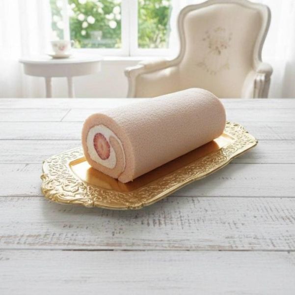 粉紅草莓蛋糕捲 蛋糕體使用屏東蓬萊米穀粉製成,無麩質、輕盈柔軟,夾層中包裹著手炒芋泥餡、Q彈滑嫩的布丁,再加入西班牙鮮奶油,堆疊出入口即化的豐富層次。