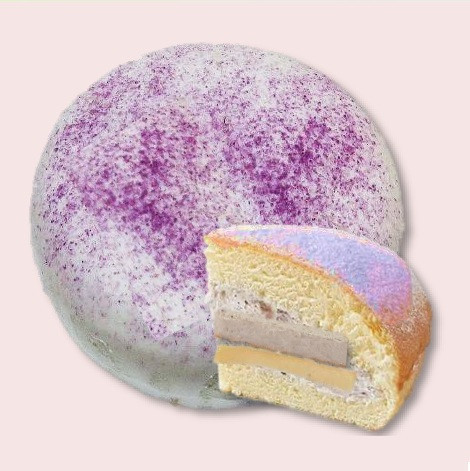 芋泥布丁波士頓派 蛋糕體使用屏東蓬萊米穀粉製成,無麩質、輕盈柔軟,夾層中包裹著手炒芋泥餡、Q彈滑嫩的布丁,再加入西班牙鮮奶油,堆疊出入口即化的豐富層次。