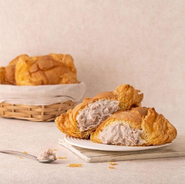 大份量起酥包 蛋糕體使用屏東蓬萊米穀粉製成,無麩質、輕盈柔軟,夾層中包裹著手炒芋泥餡、Q彈滑嫩的布丁,再加入西班牙鮮奶油,堆疊出入口即化的豐富層次。