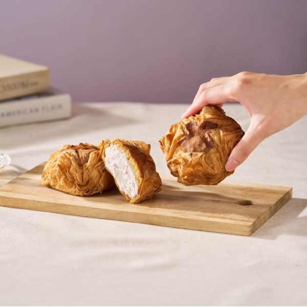 綜合起酥包免運組-無禮盒（芋泥起酥包、巧克力起酥包、香草起酥包各6顆+保冷袋*1） 綜合燒擁有主打芋貝燒及巧貝燒,無論是送給姐妹、情人,還是獎勵自己的小小甜蜜,都是一份剛剛好的溫柔與質感。