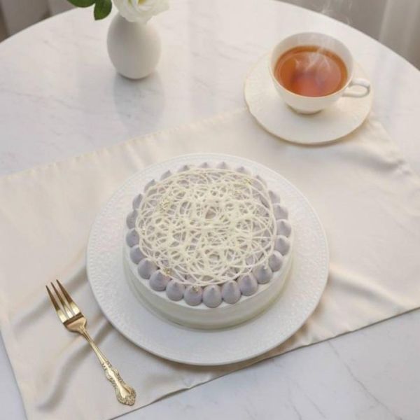 芋滿天下(北海道十勝生乳) 蛋糕體使用屏東蓬萊米穀粉製成,無麩質、輕盈柔軟,夾層中包裹著手炒芋泥餡、Q彈滑嫩的布丁,再加入西班牙鮮奶油,堆疊出入口即化的豐富層次。