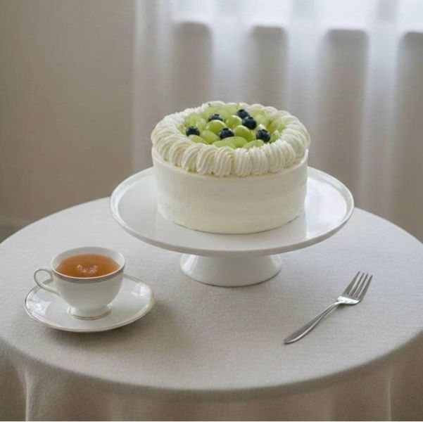 綠寶石麝香葡萄(北海道十勝生乳) 蛋糕體使用屏東蓬萊米穀粉製成,無麩質、輕盈柔軟,夾層中包裹著手炒芋泥餡、Q彈滑嫩的布丁,再加入西班牙鮮奶油,堆疊出入口即化的豐富層次。