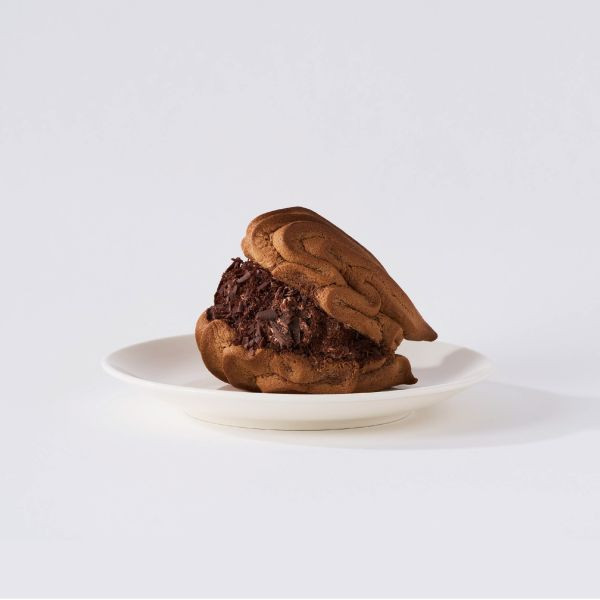 巧貝燒（單顆） 巧貝燒,巧克力控無法拒絕的送禮首選 
荷蘭100%可可粉製作,散發細緻可可香氣；咬下瞬間,滿口的生乳巧克力滑順綻放,外層再裹上一圈圈濃醇巧克力刨花