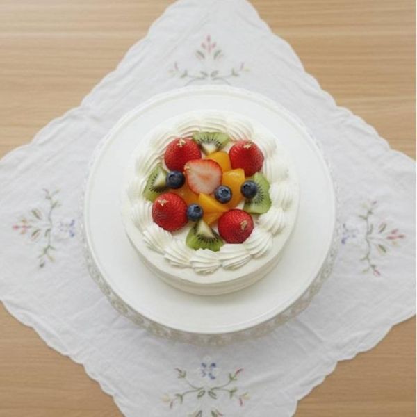 水果百匯芋泥布丁(北海道十勝生乳) 蛋糕體使用屏東蓬萊米穀粉製成,無麩質、輕盈柔軟,夾層中包裹著手炒芋泥餡、Q彈滑嫩的布丁,再加入西班牙鮮奶油,堆疊出入口即化的豐富層次。