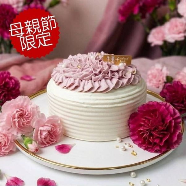 溫柔盛放(北海道十勝奶霜) 蛋糕體使用屏東蓬萊米穀粉製成,無麩質、輕盈柔軟,夾層中包裹著手炒芋泥餡、Q彈滑嫩的布丁,再加入西班牙鮮奶油,堆疊出入口即化的豐富層次。