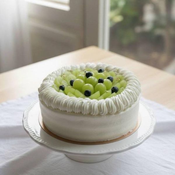 綠寶石麝香葡萄(北海道十勝生乳) 蛋糕體使用屏東蓬萊米穀粉製成,無麩質、輕盈柔軟,夾層中包裹著手炒芋泥餡、Q彈滑嫩的布丁,再加入西班牙鮮奶油,堆疊出入口即化的豐富層次。