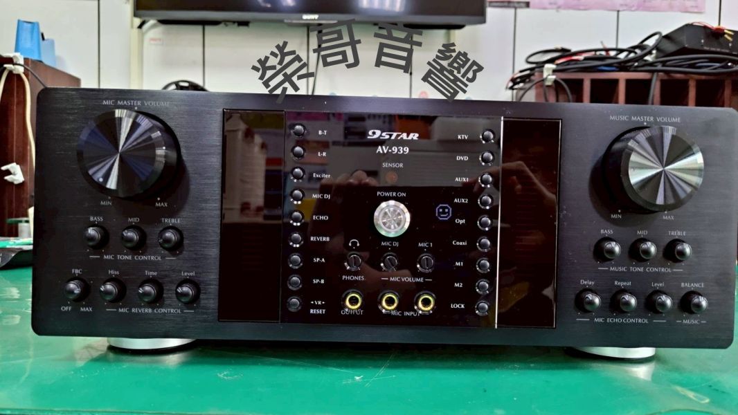 FNSD(9STAR) AV-939最頂級 專業卡拉OK擴大機 FNSD(9STAR)華成台灣大廠製造AV-939 大功率 數位迴音+殘響效果綜合擴大機 最頂流專業卡拉OK KTV擴大機 金嗓 音圓 音王 吊掛 書架 落地喇叭 無線 有線麥克風 ZonGer NaGaSaKi FNSD TDF JCT