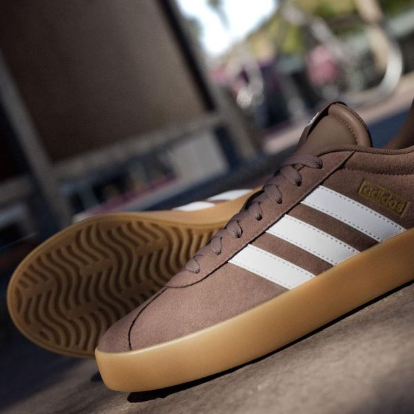 ADIDAS VL COURT 3.0 摩卡棕白 焦糖底 麂皮休閒鞋 男女款 JP7536 ADIDAS, adidas, VL COURT 3.0, JP7536, adidas休閒鞋, adidas男女鞋, 摩卡棕球鞋, 棕色球鞋, 棕色休閒鞋, 麂皮球鞋, 焦糖底球鞋, 復古球鞋, 德訓鞋, 德訓風, 低筒球鞋, 男女共款, 情侶鞋, 秋冬球鞋, 百搭休閒鞋, adidas棕色鞋