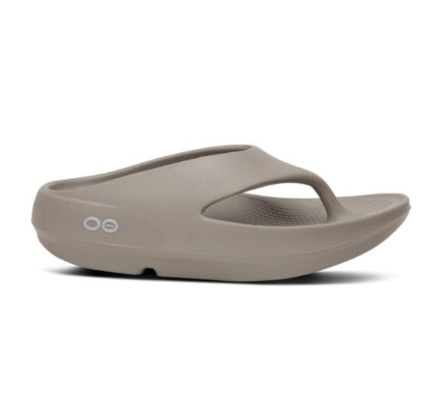 OOFOS OOriginal PLUS Driftwood 恢復拖鞋｜男女款 OOFOS、OOFOS拖鞋、OOFOS OOriginal PLUS、OOriginal PLUS、OOFOS恢復拖鞋、恢復拖鞋、運動恢復拖鞋、厚底拖鞋、厚底夾腳拖、人字拖、機能拖鞋、舒適拖鞋、減震拖鞋、足弓支撐拖鞋、OOfoam、OOfoam拖鞋、男女拖鞋、男女共款拖鞋、日本OOFOS、日本代購OOFOS、OOFOS Black、OOFOS Chalk、OOFOS Driftwood、OOFOS