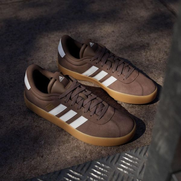 ADIDAS VL COURT 3.0 摩卡棕白 焦糖底 麂皮休閒鞋 男女款 JP7536 ADIDAS, adidas, VL COURT 3.0, JP7536, adidas休閒鞋, adidas男女鞋, 摩卡棕球鞋, 棕色球鞋, 棕色休閒鞋, 麂皮球鞋, 焦糖底球鞋, 復古球鞋, 德訓鞋, 德訓風, 低筒球鞋, 男女共款, 情侶鞋, 秋冬球鞋, 百搭休閒鞋, adidas棕色鞋