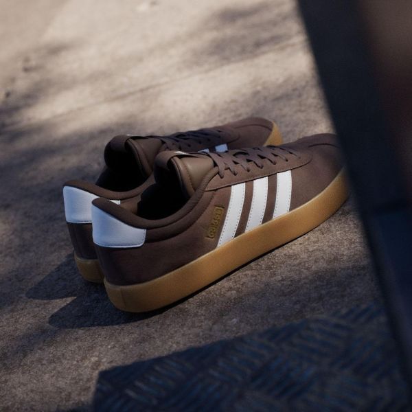 ADIDAS VL COURT 3.0 摩卡棕白 焦糖底 麂皮休閒鞋 男女款 JP7536 ADIDAS, adidas, VL COURT 3.0, JP7536, adidas休閒鞋, adidas男女鞋, 摩卡棕球鞋, 棕色球鞋, 棕色休閒鞋, 麂皮球鞋, 焦糖底球鞋, 復古球鞋, 德訓鞋, 德訓風, 低筒球鞋, 男女共款, 情侶鞋, 秋冬球鞋, 百搭休閒鞋, adidas棕色鞋