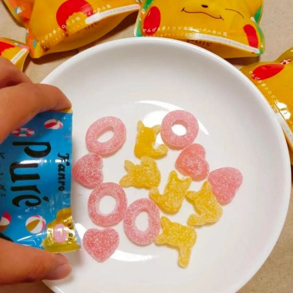 日本 Kanro Puré 寶可夢 皮卡丘 綜合水果風味軟糖 Kanro Pure、Puré軟糖、寶可夢軟糖、皮卡丘果汁糖、日本果汁軟糖、Puré寶可夢、Q彈軟糖、日本原裝進口、日本人氣零食、卡通造型糖果、兒童水果糖、寶可夢聯名商品