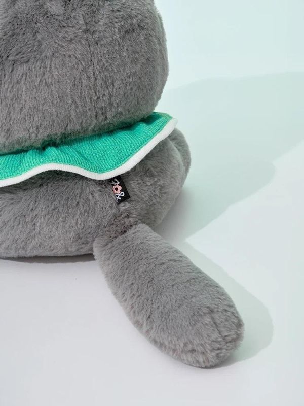 ZO&FRIENDS ZOA Signature 中型毛絨玩偶 ZO&FRIENDS、ZOA、ZOA玩偶、ZOA娃娃、ZOA Signature、ZO&FRIENDS ZOA、ZOA灰雲貓、灰雲貓、灰色貓咪玩偶、厭世貓、厭世系玩偶、療癒玩偶、毛絨玩偶、絨毛娃娃、韓國玩偶、韓國限定、韓國代購、LINE FRIENDS、LINE FRIENDS SQUARE、GD風格、GD同款風格、GD收藏、權志龍風格、G-DRAGON風格、韓系收藏、韓系擺設、房間擺設、床頭娃娃