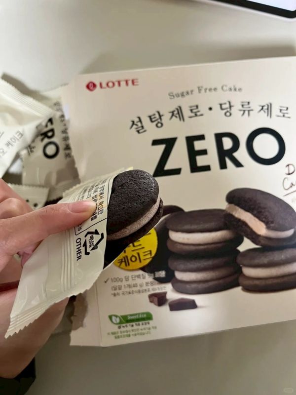 LOTTE韓國樂天 ZERO 零糖巧克力派 171g,12入/盒 巧克力夾心蛋糕 低卡新包裝 ZERO巧克力派、無糖巧克力派、低卡蛋糕、LOTTE零糖甜點、韓國樂天巧克力派、夾心蛋糕、無糖點心、低糖甜食推薦、韓國原裝進口、無負擔甜點、健康甜點、巧克力低糖