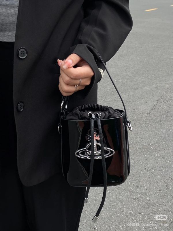 Vivienne Westwood Daisy 黑色抽繩水桶包 