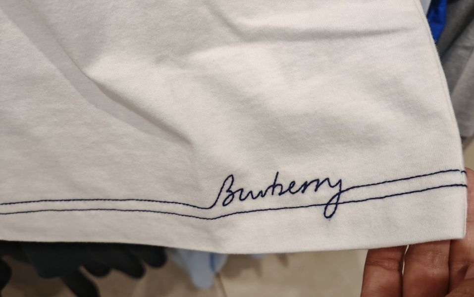 Burberry 下擺刺繡Logo百搭素面 T-shirt (man) 
