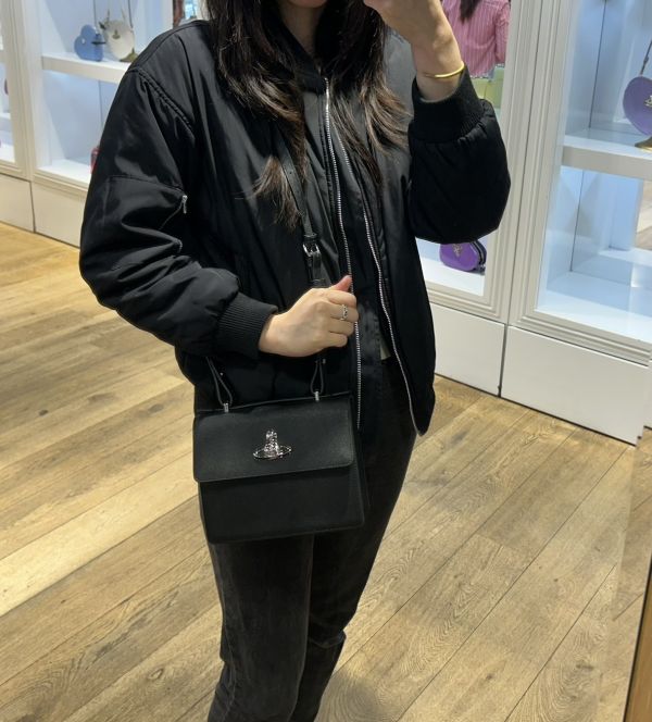 Vivienne Ｗestwood 黑色牛皮小方包 