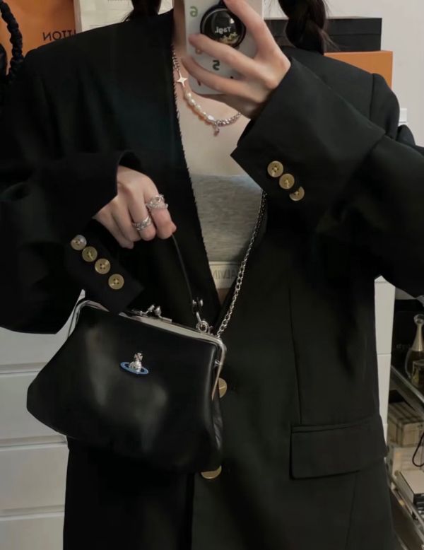 Vivienne Westwood Granny Frame 黑色小羊皮鏈條水餃包 
