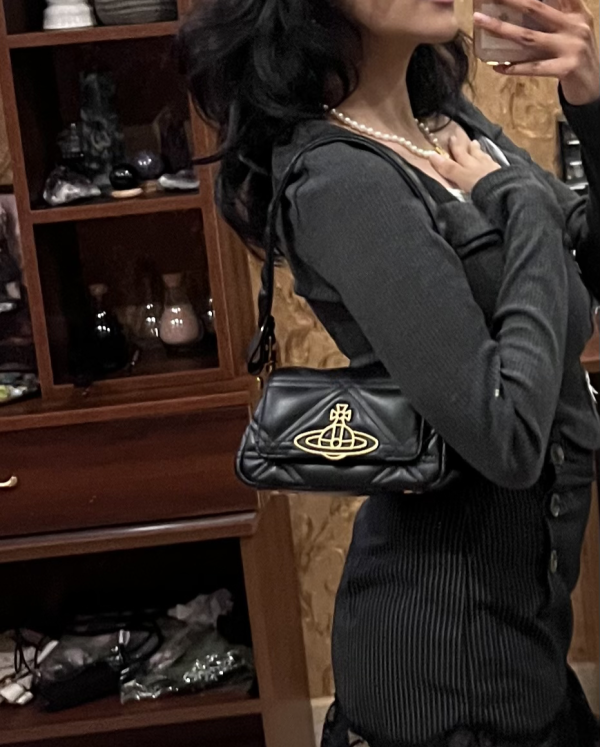 Vivienne Westwood HAZEL 小號絎縫黑色皮革腋下包 