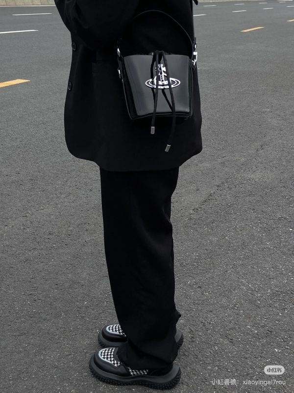 Vivienne Westwood Daisy 黑色抽繩水桶包 