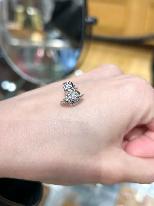 Vivienne Westwood 閃耀立體小土星耳釘 