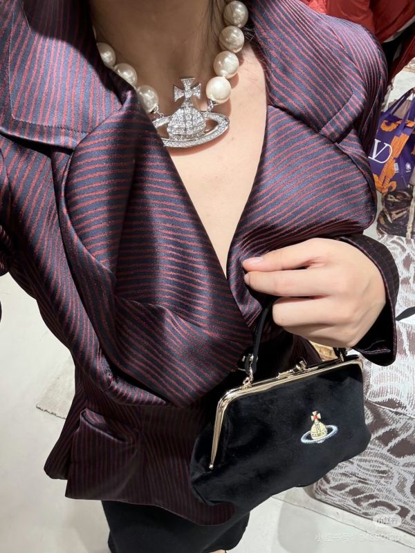 Vivienne Westwood Granny Frame黑色絲絨鏈條水餃包 