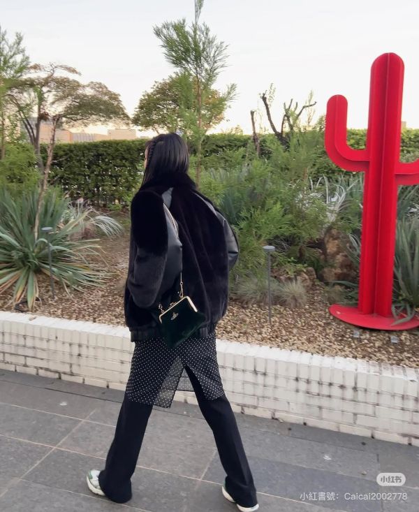 Vivienne Westwood Granny Frame黑色絲絨鏈條水餃包 