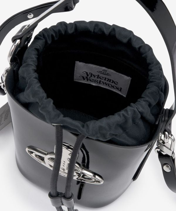 Vivienne Westwood Daisy 黑色抽繩水桶包 