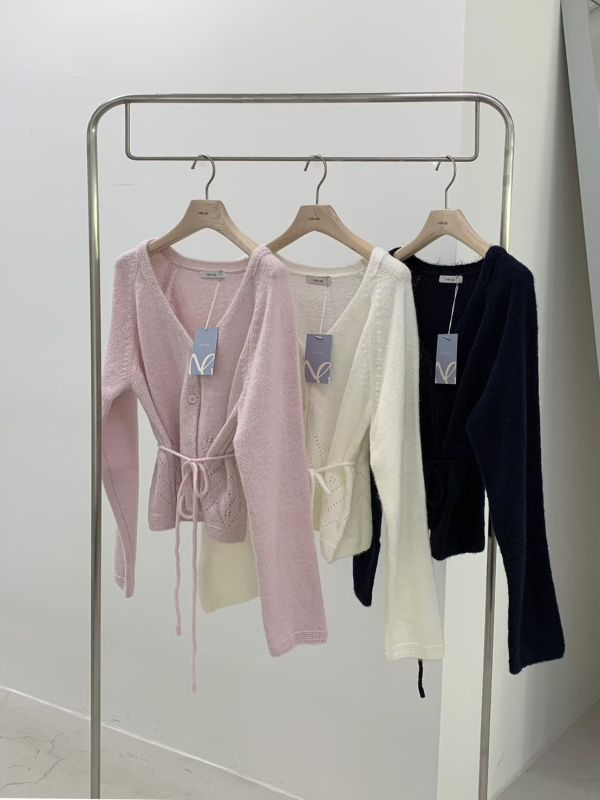 春日感柔色針織綁帶長袖罩衫 鏤空花紋設計感針織上衣 薄毛衣 薄外套 初秋 韓系 不撞款 溫柔 針織外套 長袖 上衣 冬天