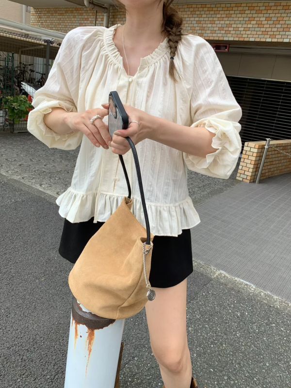 法式抽繩領口荷葉下擺長袖上衣 微燈籠袖 花苞袖口 抽繩領口荷葉下擺長袖上衣