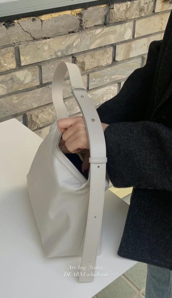 (現貨+預購) 日常質感牛皮尼龍方包輕方包 腋下包 斜肩包 可調節 新款麂皮包 尼龍包,通勤包,方包,日常,防潑水