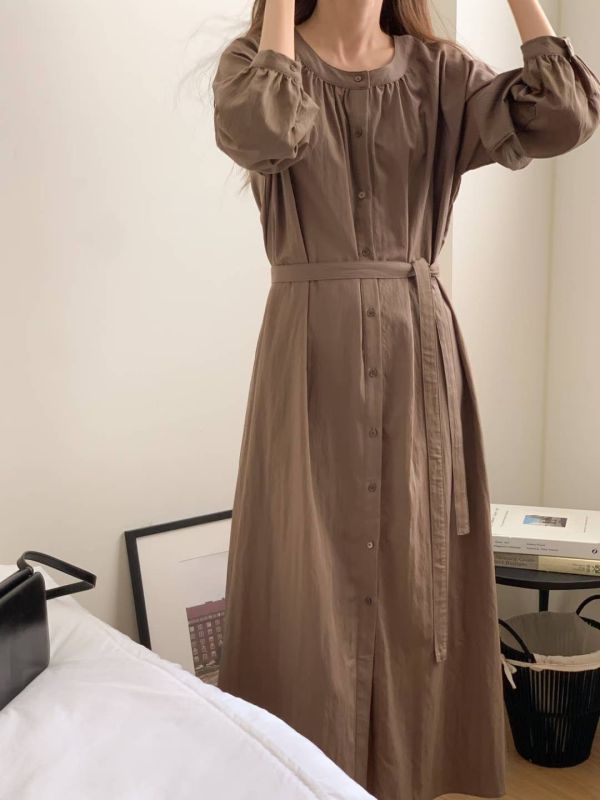 秋日溫柔綁腰設計感長洋裝 排釦長袖洋裝 洋裝,長板,排釦,長袖,圓領