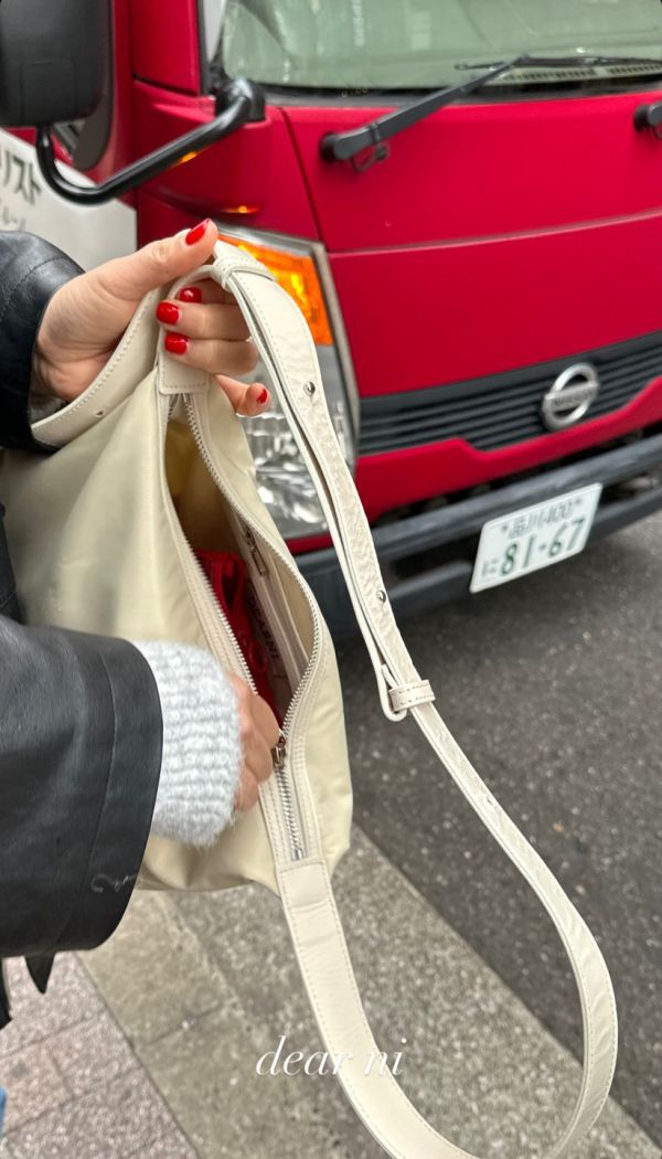 (現貨+預購) 日常質感牛皮尼龍方包輕方包 腋下包 斜肩包 可調節 新款麂皮包 尼龍包,通勤包,方包,日常,防潑水