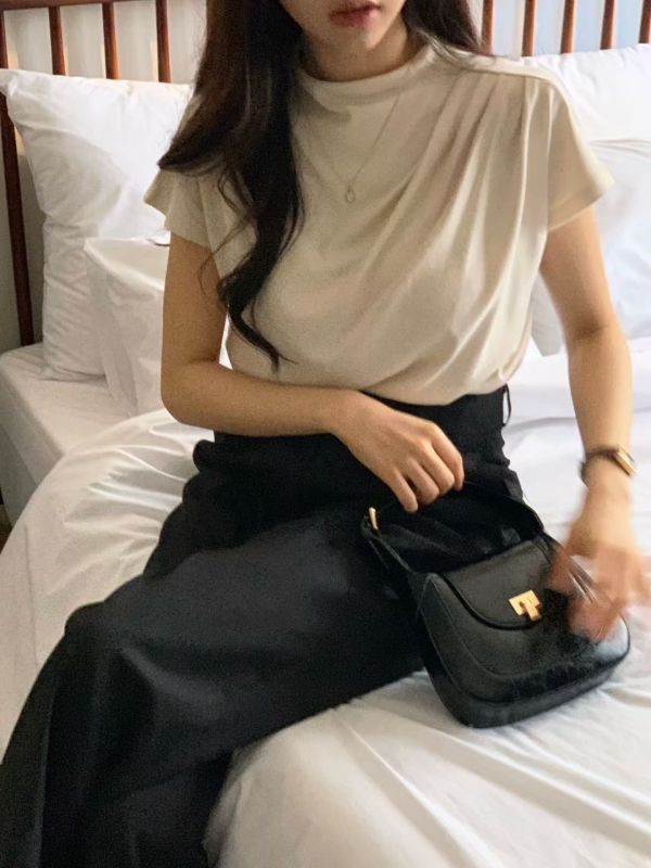 溫柔垂墜感微高領短袖上衣 高領,垂墜感,短袖,溫柔感,上衣,女裝