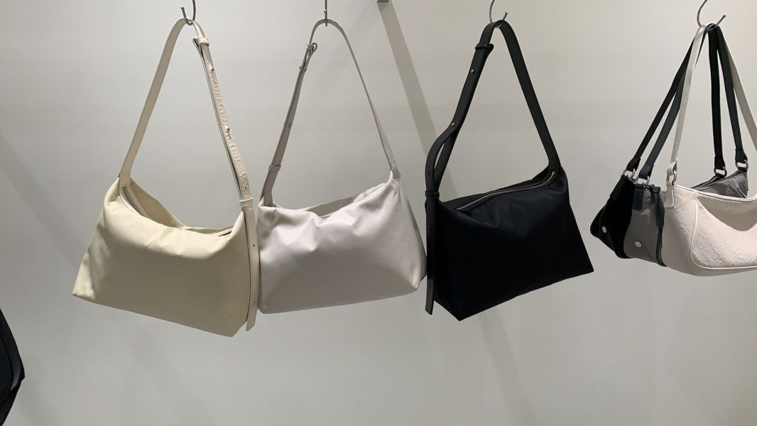 (現貨+預購) 日常質感牛皮尼龍方包輕方包 腋下包 斜肩包 可調節 新款麂皮包 尼龍包,通勤包,方包,日常,防潑水