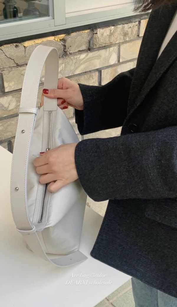 (現貨+預購) 日常質感牛皮尼龍方包輕方包 腋下包 斜肩包 可調節 新款麂皮包 尼龍包,通勤包,方包,日常,防潑水