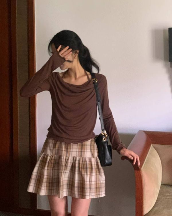 露肩繞頸層次長袖上衣 微性感長袖上衣 繞頸長袖上衣 性感上衣 氣質上衣 薄長袖
適合秋天穿 東大門