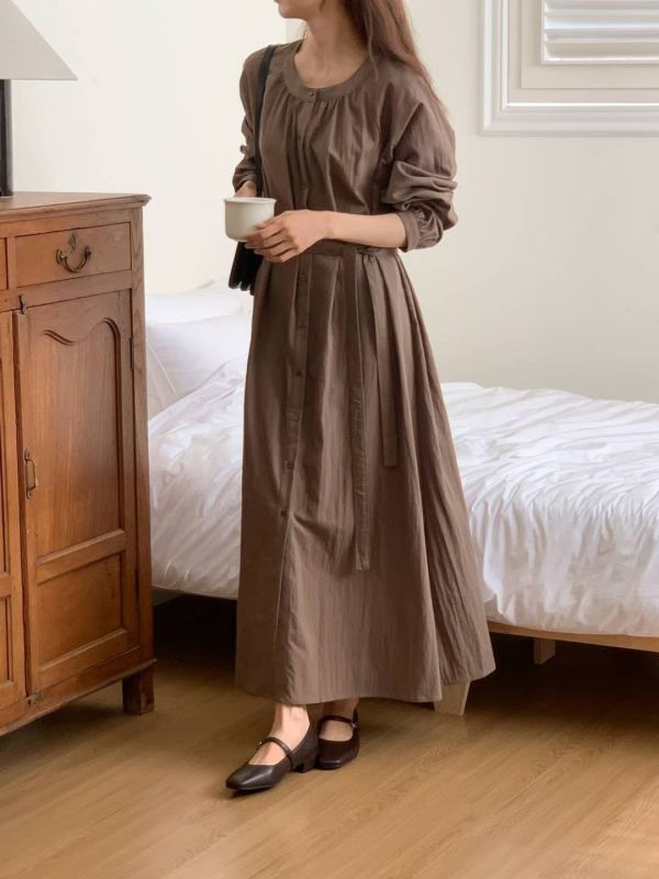 秋日溫柔綁腰設計感長洋裝 排釦長袖洋裝 洋裝,長板,排釦,長袖,圓領