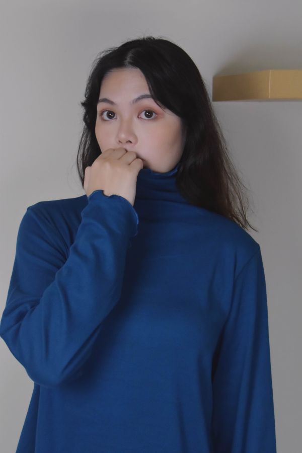 舒彈素色打底上衣 