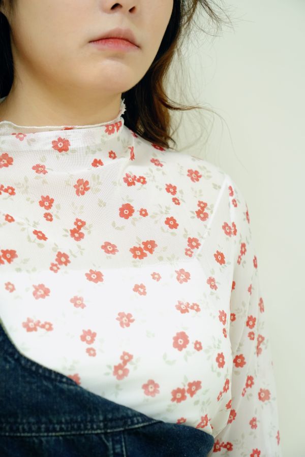 小花疊穿網紗上衣 小花網紗上衣, 疊穿上衣, 透氣上衣, 甜美上衣, 文青上衣, 百搭網紗上衣, 秋冬上衣, 可愛上衣, 女生上衣, 層次感上衣